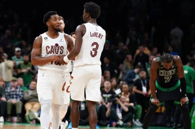 LOL世界赛官网-勒韦尔米切尔合砍82分！绿军防守已成提款机