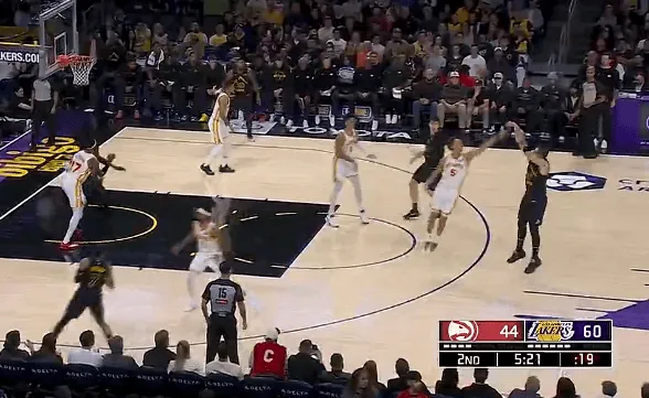 无敌！东契奇三分3中3连拿12分，湖人轰出21-2领先老鹰19分